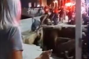 NOVA TRAGEDIJA NA BOŽIĆNOM FESTIVALU: U Brazilu popustio trotoar, desetine završile u reci! VIDEO