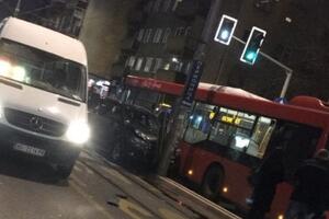 UDES U VOJVODE STEPE: Sudarili se autobus i automobil (FOTO)