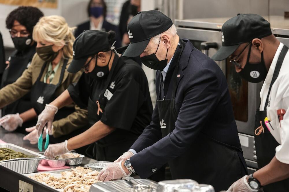 U SUSRET DANU ZAHVALNOSTI: Džo Bajden i prva dama pakovali obroke za đake i beskućnike FOTO