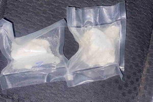 PAO DILER U RUMI: Policija mu pronašla kokain, tablete i novac!