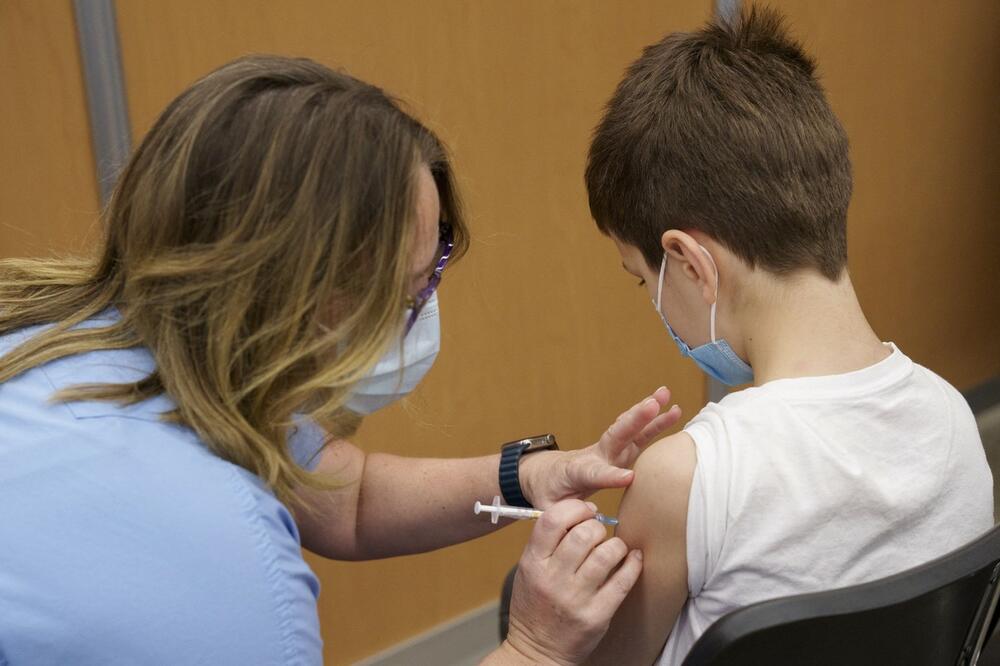 BEZBEDNA JE: EU odobrila Fajzerovu vakcinu za decu od 5 do 11 godina