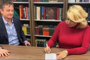 DR DARIJA KISIĆ TEPAVČEVIĆ PRISTUPILA SNS-U: Pristupnicu potpisala u sedištu stranke u prisustvu Darka Glišića