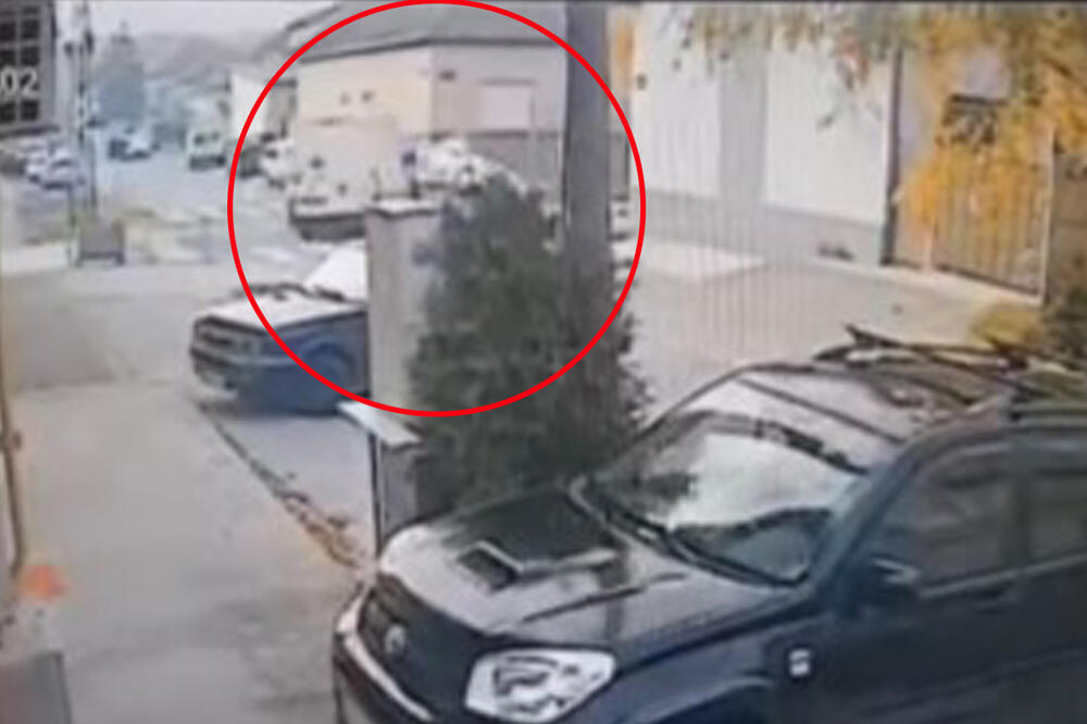 UZNEMIRUJUĆI SNIMAK UDESA U NOVOM SADU: Taksi vozilo se od SILINE UDARCA okrenulo na krov (VIDEO)