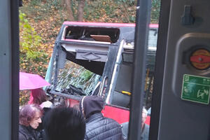 PRVI SNIMAK NESREĆE KOD UMKE: Prevrnuo se autobus u smeru ka Beogradu, 10 povređenih