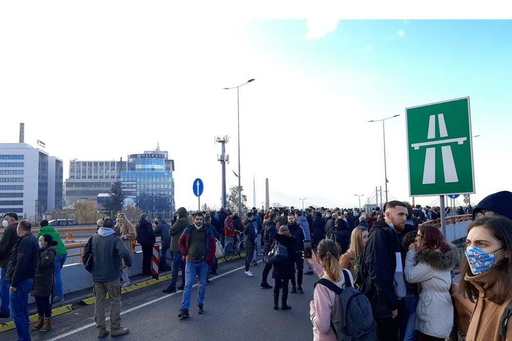 ODBLOKIRAN CENTAR GRADA: Razišli se demonstranti ispred Skupštine Srbije, saobraćaj NORMALIZOVAN!