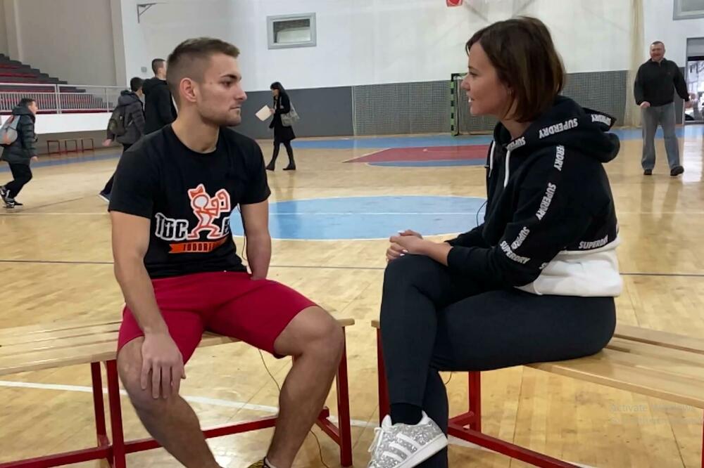 SRBIN OBORIO GINISOV REKORD U SKLEKOVIMA NA JEDNOJ RUCI Davor nema jednu šaku, ali to ga nije sprečilo da ispiše istoriju! VIDEO