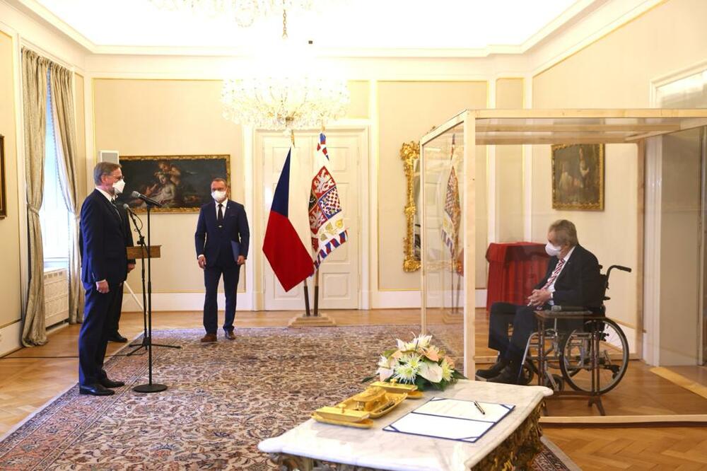 ZEMAN IZ KUTIJE OBAVIO DUŽNOST Češki predsednik zaražen koronom imenovao novog premijera FOTO