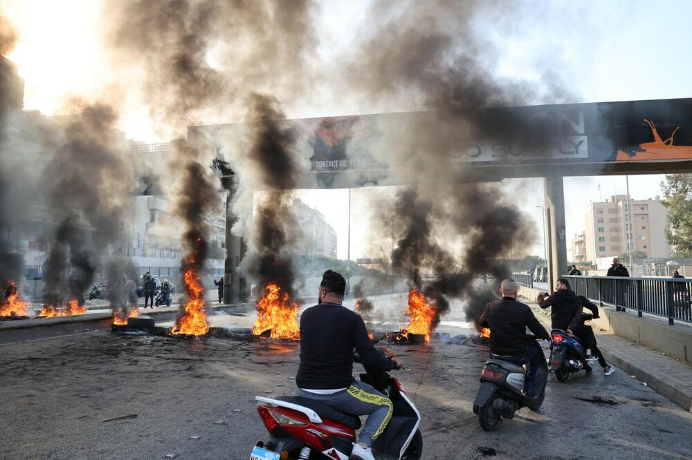PROTESTI NA ULICAMA LIBANA ZBOG EKONOMSKE KRIZE Besni demonstranti palili gume i blokirali puteve FOTO