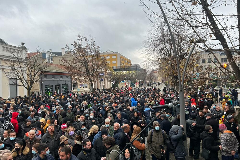 PROTEST U ŠAPCU: Okupili se građani nezadovoljni blokadom Srbije