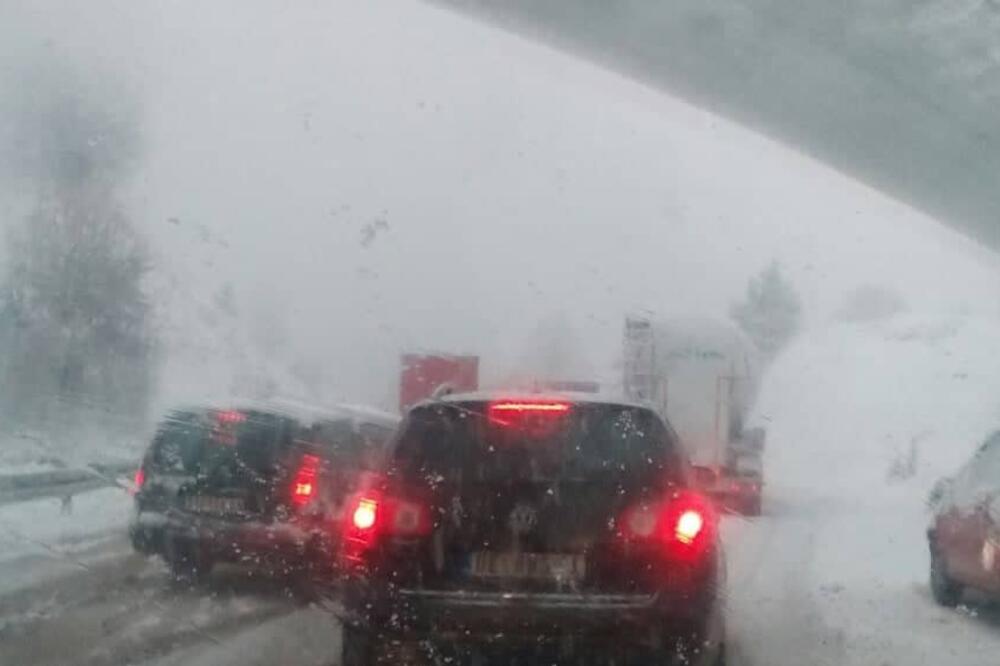 ZLATIBOR SE ZABELEO! Sneg veje, saobraćaj u kolapsu, POGLEDAJTE (VIDEO)