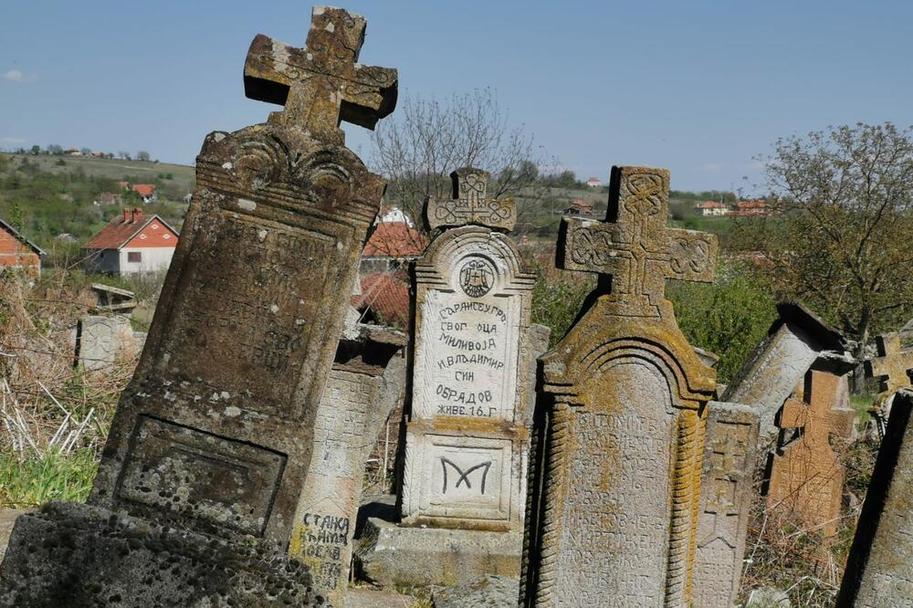 OVAKO DANJU IZGLEDA JEZIVO GROBLJE IZ SERIJE CRNA SVADBA Nastalo u srednjem veku, nalazi se u srcu Šumadije JEDINSTVENO NA BALKANU