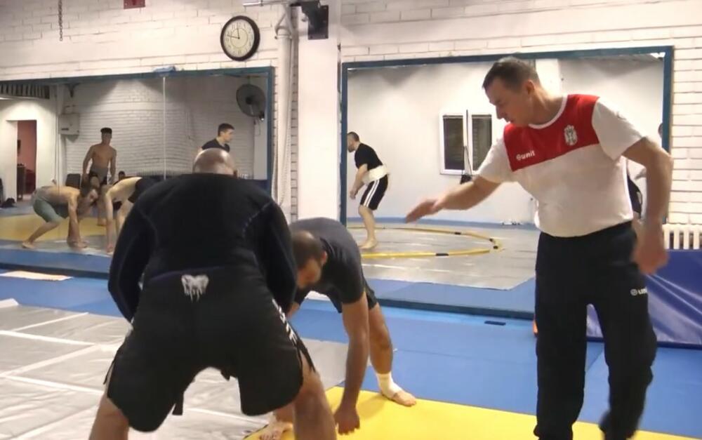 Tvorac šampiona... Trener Atila Lenard (desno) pokazuje sumo veštine 