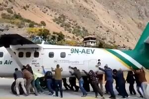 KAKVO SLETANJE: Putnici morali da izađu iz aviona i poguraju ga sa piste jer je letelici prilikom sletanja puka guma VIDEO