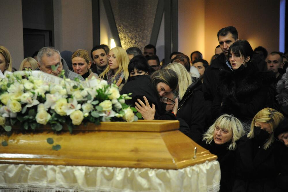 <p>Srpski košarkaš Stevan Jelovac sahranjen je u Novom Sadu, njegovom rodnom mestu.</p>