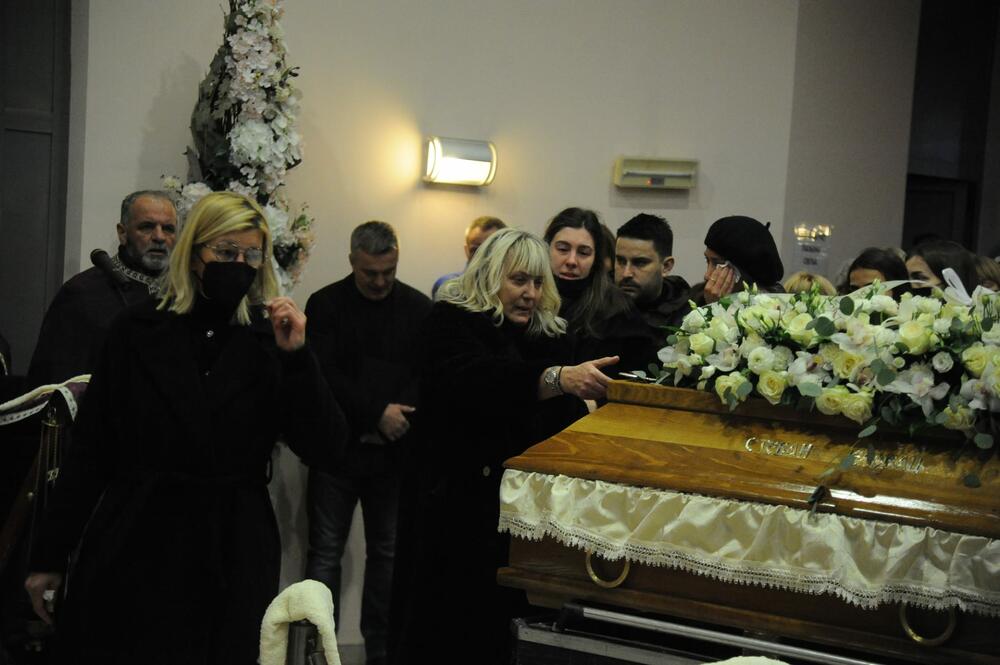 <p>Srpski košarkaš Stevan Jelovac sahranjen je u Novom Sadu, njegovom rodnom mestu.</p>