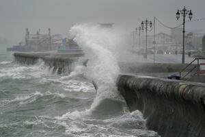 POGLEDAJTE ZAPREPAŠĆUJUĆ SNIMAK IZ SVETIONIKA: Oluja ostavila hiljade bez struje u Irskoj i Britaniji! Vetar šiba i 130 km na sat!