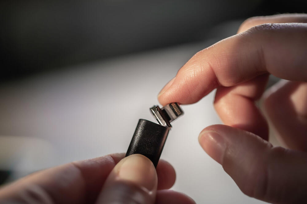 MAGNETNI USB KABL ZA SVE MODELE SMART UREĐAJA: Praktičan i dugotrajan, napuni bateriju duplo brže od običnog punjača!