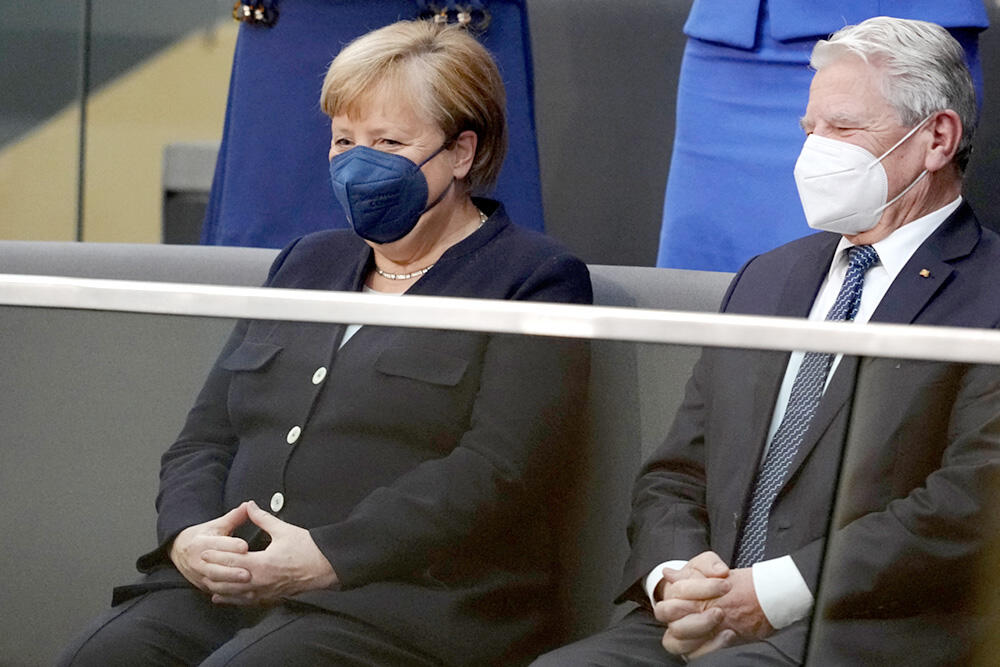 Na galeriji Angela Merkel i bivši predsednik Joahim Gauk