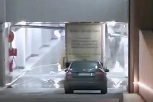KAMION UDARIO U VODOVODNE CEVI: Pokuljala voda, manja poplava na parkingu (VIDEO)