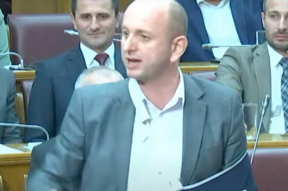 MILAN KNEŽEVIĆ: Krivokapić i Abazović da podnesu ostavku, glasaćemo za skraćenje mandata Skupštini