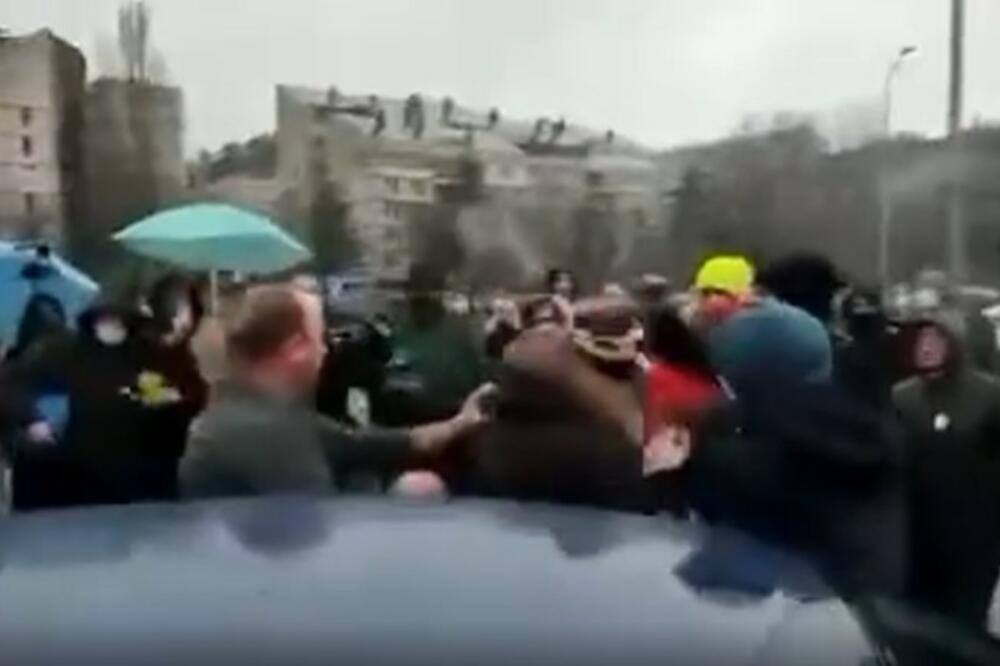 SRAMOTA! ZAŠTO MORA OVAKO? Snimak napada demonstranata zgrozio sve, grupa nasrnula na jednog (VIDEO)