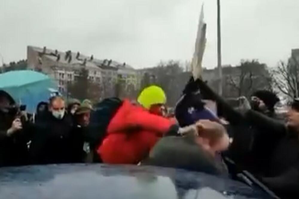UHAPŠEN NASILNIK (31) S PROTESTA, ZA DRUGIM SE TRAGA: Demonstranti pretukli čoveka (46) i uništili mu automobil (VIDEO)