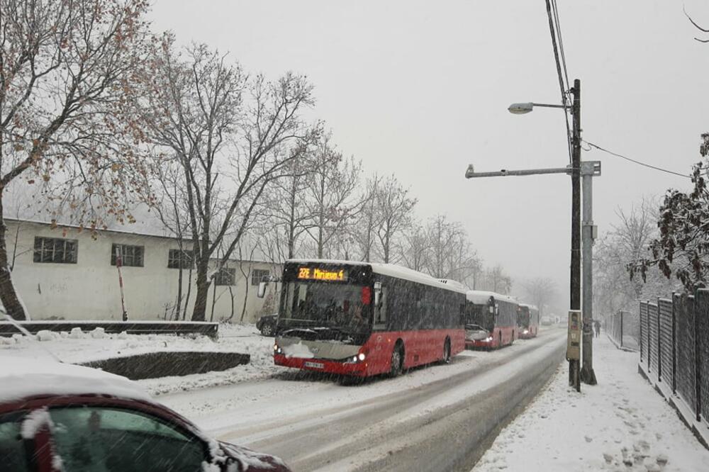 BEOGRAĐANI, VAŽNO! Pojedini GSP autobusi idu skraćeno ili su preusmereni zbog obilnog snega! Mehanizacija i 300 radnika na ulicama