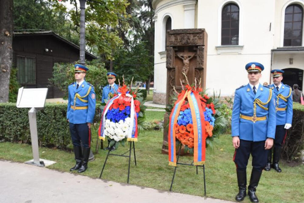 Gardisti Srbije ispred spomen obeležja u Zemunu