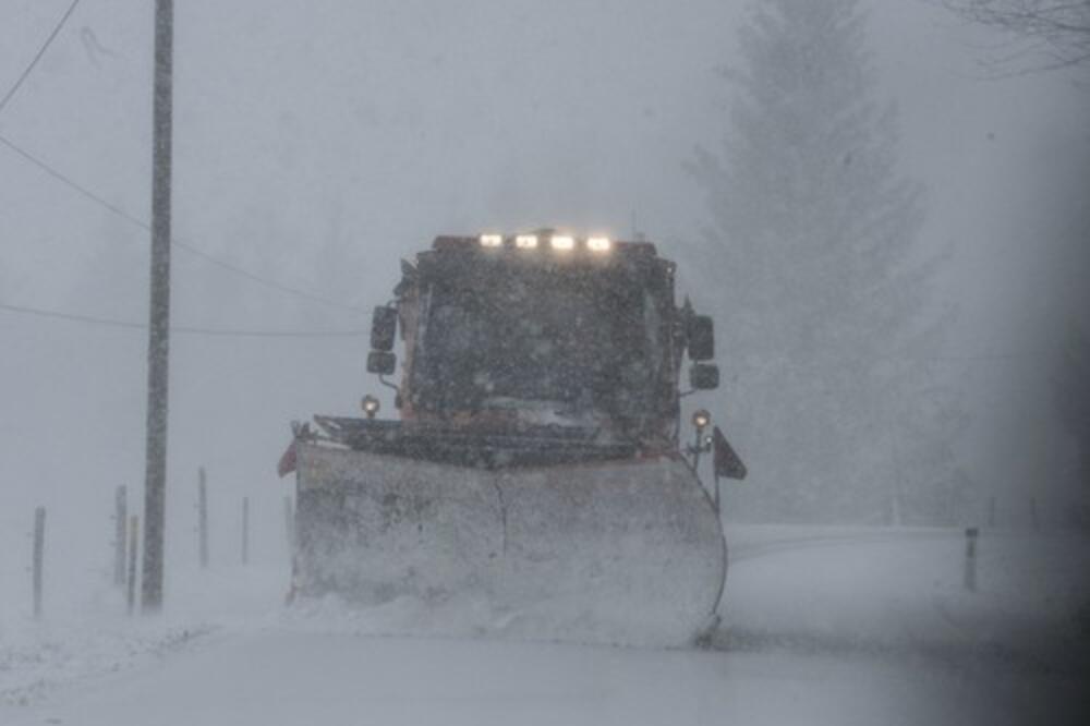 120 KAMIONA BEOGRAD PUTA ČISTI ULICE: Preko 300 radnika u akciji uklanjanja snega u prestonici