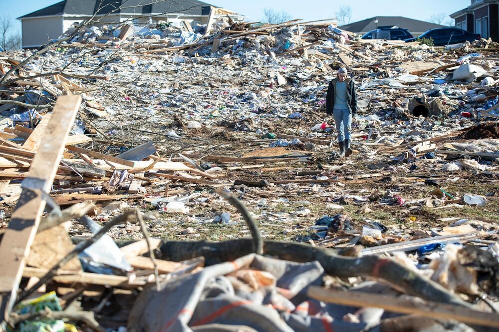 POTRAGA ZA PREŽIVELIMA U KENTAKIJU: Spasilačke službe pretražuju ruševine nakon razornog tornada, proglašeno stanje katastrofe
