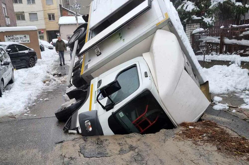 NEVEROVATNA SCENA NA VOŽDOVCU: Otvorio se asfalt, kamion upao u rupu (VIDEO)