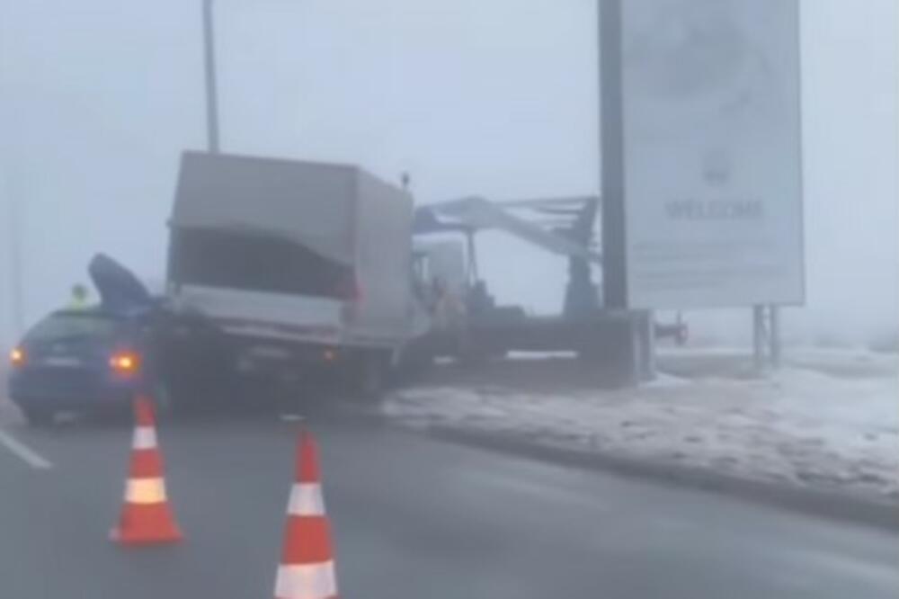 STRAVIČNA NESREĆA U NOVOM SADU: Automobilom podleteo pod zadnji deo kamiona! VIDEO
