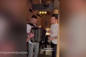 LUDNICA U KUĆI MARKA GOBELJIĆA: Krenulo slavlje nakon porođaja Kaće Grujić: Pogledajte šta folker uči fudbalera Zvezde! VIDEO