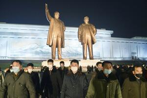 ZABRANJEN ALKOHOL, NEMA SMEHA ALI NI PLAKANJA AKO NEKO UMRE: Ovako se u Severnoj Koreji obeležava godišnjica smrti Kim Džong-ila