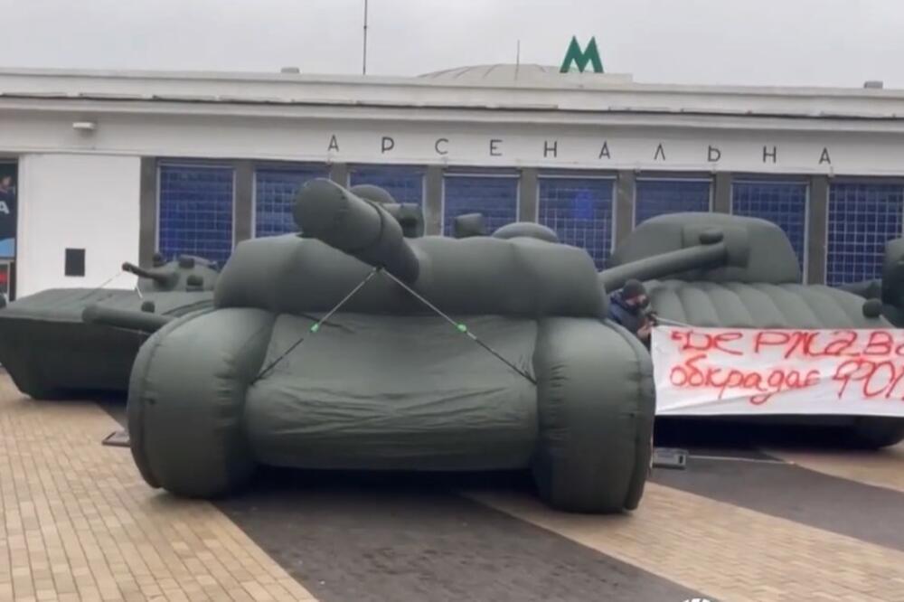ŠTA TRAŽE TENKOVI NA NADUVAVANJE USRED KIJEVA: Evo ko je naduvao oklopnjake a koga je "oduvala" ukrajinska vojska?! (VIDEO)