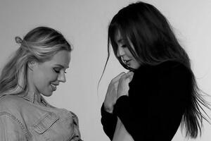 OSVANULA PREDIVNA SLIKA PIKSIJEVIH ĆERKI: Andrea i Anja pozirale sa trudničkim stomacima (FOTO)