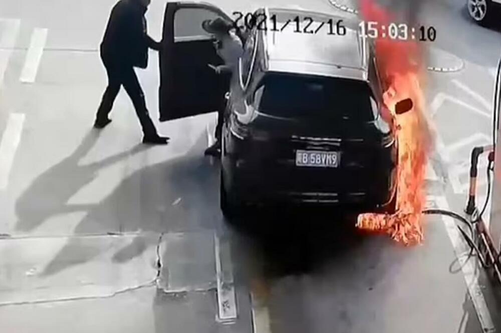 MUŠKARAC ZAPALIO AUTOMOBIL U KOJEM JE BILA ŽENA: Zastrašujuć incident na benzinskoj pumpi u Kini VIDEO
