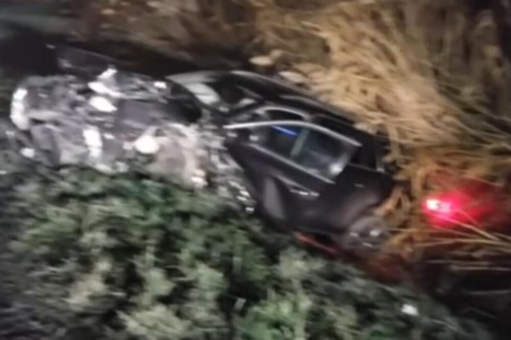 STRAVIČNA SAOBRAĆAJNA NESREĆA KOD BAČKOG PETROVCA: 2 automobila potpuno smrskana, pogledajte JEZIVE scene sa puta (VIDEO)