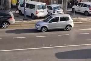 NEMA PARKING MESTA U BEOGRADU? NIJE PROBLEM: Žena ostavila auto nasred CARA DUŠANA na Dorćolu i otišla (VIDEO)