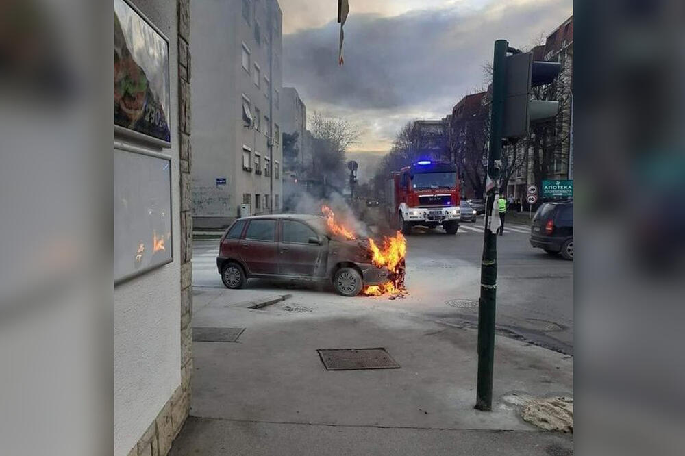 IZGOREO AUTOMOBIL U CENTRU RUME: Plamen zahvatio prednji deo punta (FOTO)