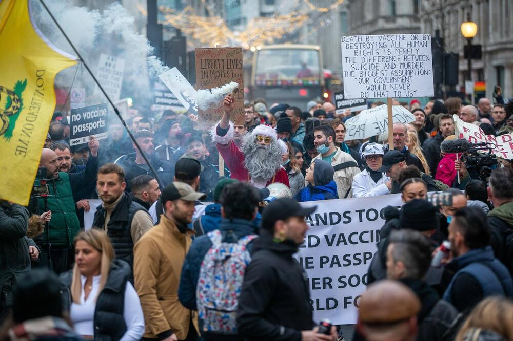 DOK OMIKRON HARA ONI PROTESTUJU: Hiljade demonstranata na ulicama Londona zbog novih mera, zakucali na vrata Borisa Džonsona VIDEO