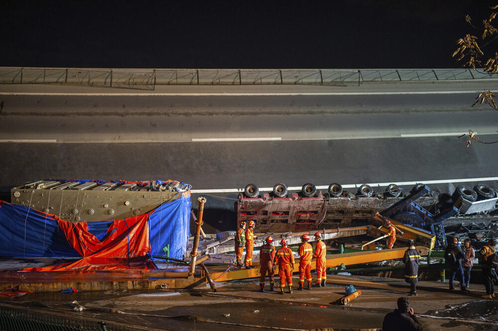 TRAGEDIJA U PROVINCIJI HUBEJ 4 poginulo, a 8 povređeno u rušenju mosta! Pala 3 kamiona, a automobil zgnječili betonski stubovi!