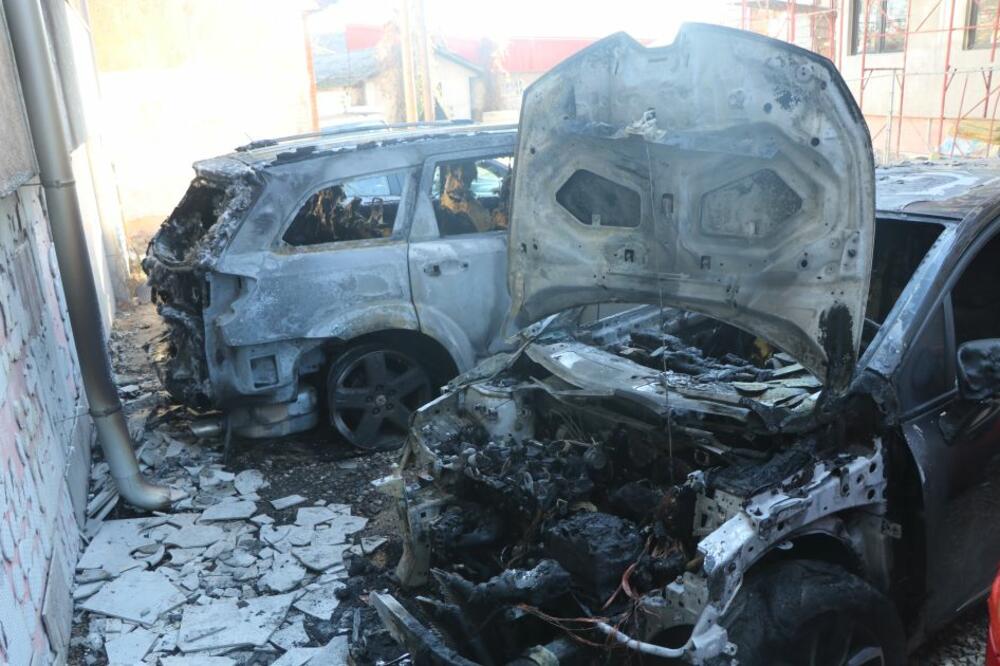 POŽAR U NOVOM SADU: Dva automobila izgorela na parkingu, plamen oštetio i fasadu zgrade, vatra podmetnuta? (VIDEO)