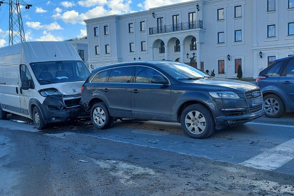 UDES NA OBILAZNICI OKO ČAČKA: Kombi udario u vozilo koje je stajalo na semaforu, od siline udarca oštećeno i drugo FOTO