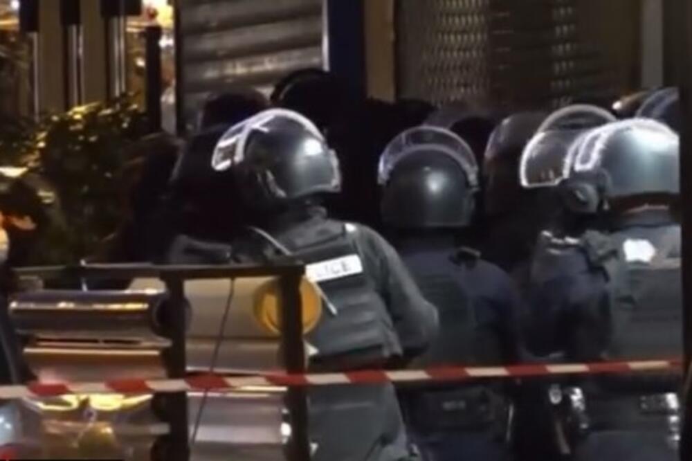 TALAČKA KRIZA U PARIZU: Naoružani napadač drži dve žene u tržnom centru! Traži da razgovara sa ministrom pravde! VIDEO