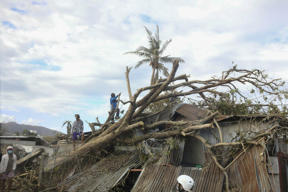 KATAKLIZMA NA FILIPINIMA: 33 osobe stradale u poplavama i klizištima!