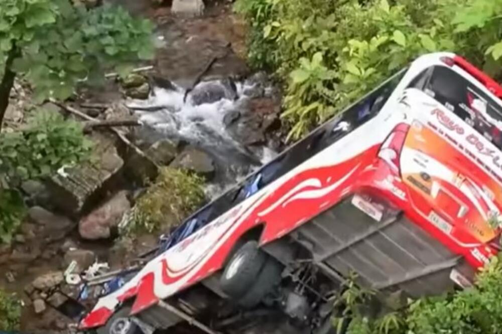 KUPALI SE U RECI KADA SU VIDELI DA AUTOBUS SA LITICE PADA I ULEĆE U VODU: Poginulo najmanje 12 ljudi u nesreći u Ekvadoru! VIDEO