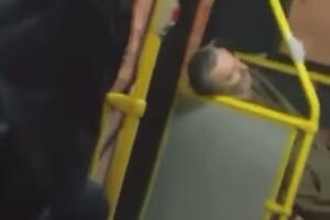 UŽAS! SNIMAK IZ AUTOBUSA IZAZVAO BURNE REAKCIJE!: Muškarca bez svesti vrata autobusa udaraju u glavu, a NIKO DA POMOGNE! (VIDEO)