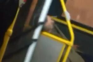 STRAŠAN SNIMAK IZ GRADSKOG PREVOZA! Vrata autobusa U GLAVU udaraju obeznanjenog čoveka, reakcija jedne žene razbesnela sve (VIDEO)