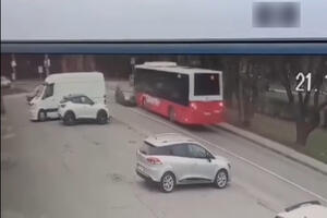 TEŽAK UDES KOD STAROG SAJMIŠTA: Auto direktno udario u autobus! (VIDEO)